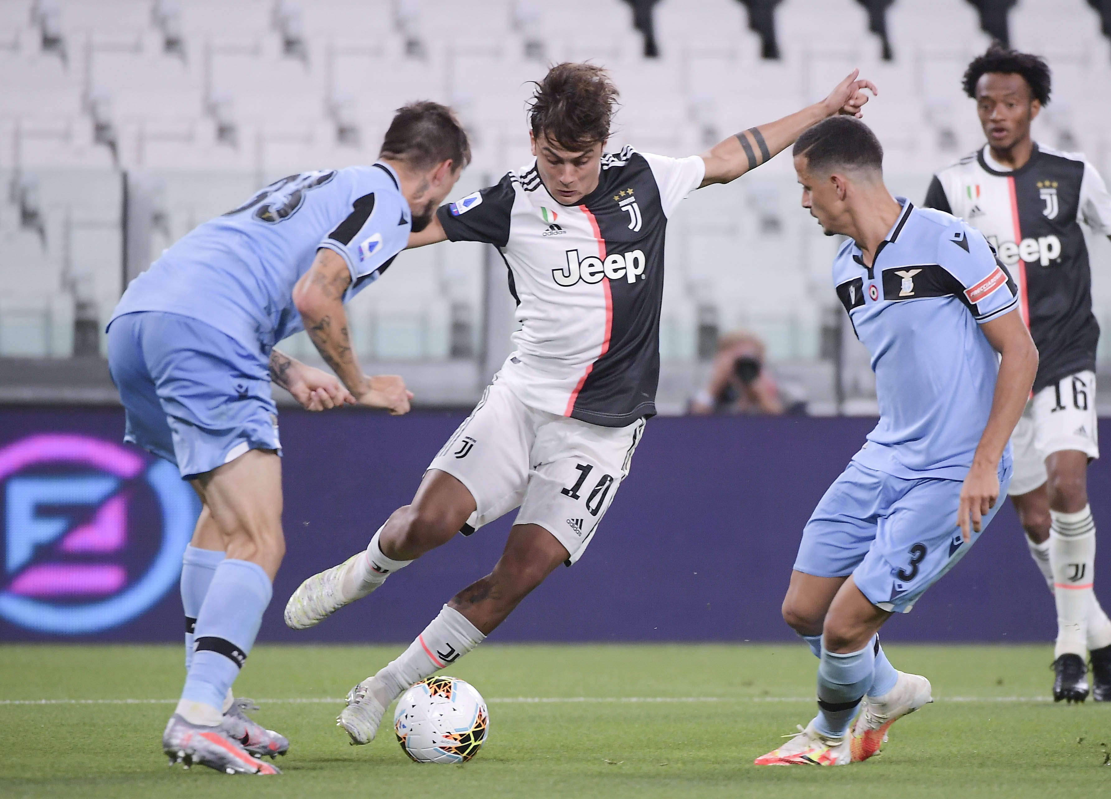 她在对拉环 她在对拉环